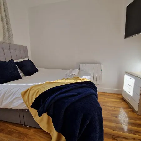 Flat 5. Modern Studio Apartment, Tynte Hotel, Mountain Ash Quakers Yard Exterior photo