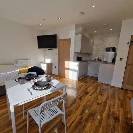 Flat 5. Modern Studio Apartment, Tynte Hotel, Mountain Ash Quakers Yard Exterior photo