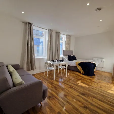 Flat 5. Modern Studio Apartment, Tynte Hotel, Mountain Ash Quakers Yard Exterior photo