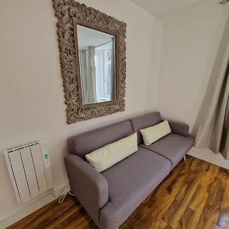 Flat 5. Modern Studio Apartment, Tynte Hotel, Mountain Ash Quakers Yard Exterior photo