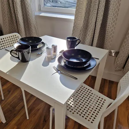 Flat 5. Modern Studio Apartment, Tynte Hotel, Mountain Ash Quakers Yard Exterior photo