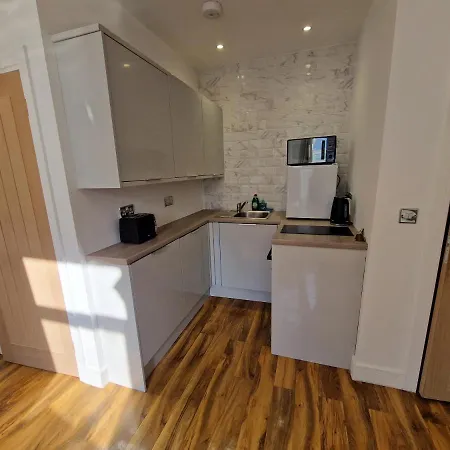 Flat 5. Modern Studio Apartment, Tynte Hotel, Mountain Ash Quakers Yard Exterior photo