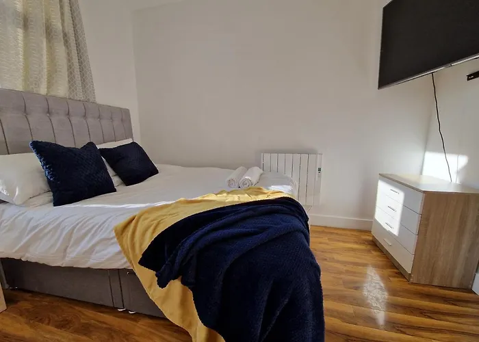 Flat 5. Modern Studio Apartment, Tynte Hotel, Mountain Ash