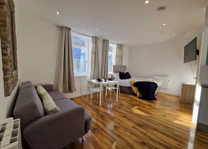 Flat 5. Modern Studio Apartment, Tynte Hotel, Mountain Ash