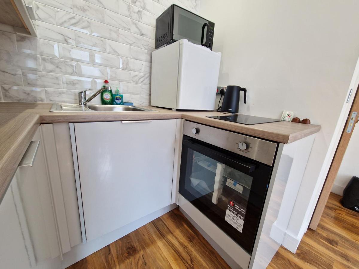 Flat 5. Modern Apartment, Tynte Hotel, Mountain Ash Apartment *