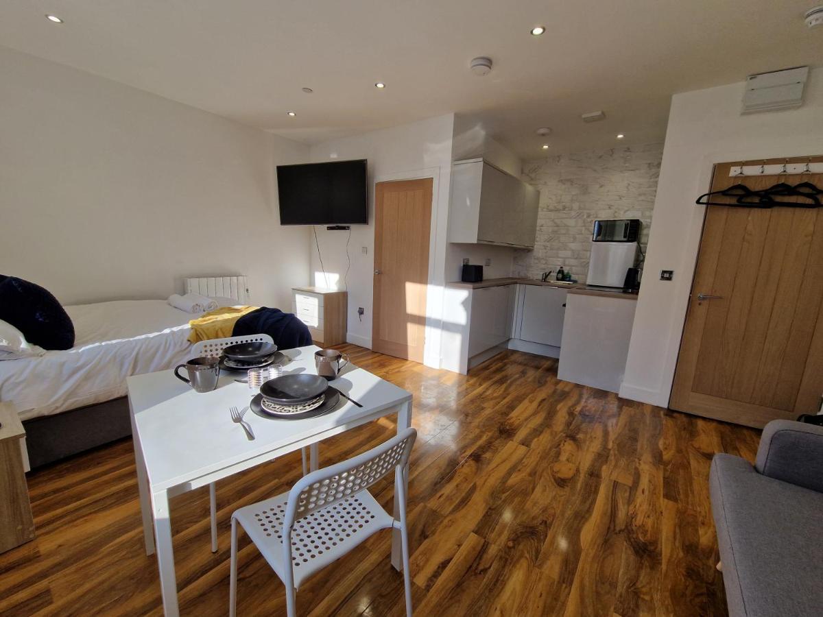 Flat 5. Modern Apartment, Tynte Hotel, Mountain Ash Quakers Yard