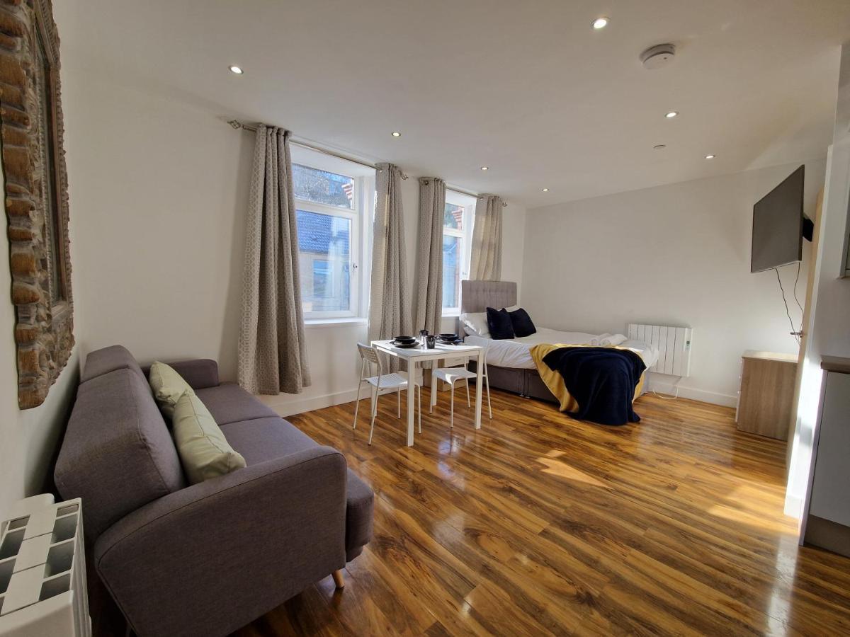 Flat 5. Modern Apartment, Tynte Hotel, Mountain Ash *