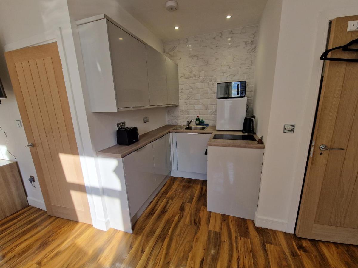 Flat 5. Modern Apartment, Tynte Hotel, Mountain Ash Quakers Yard